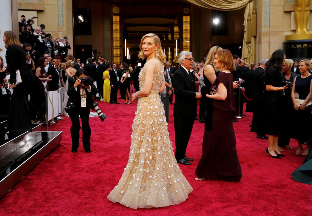 Cate Blanchett lució un desmpapanante Armani en los Oscar, donde fue reconocida con el premio a Mejor Actriz por su participación en 'Blue Jasmine', d