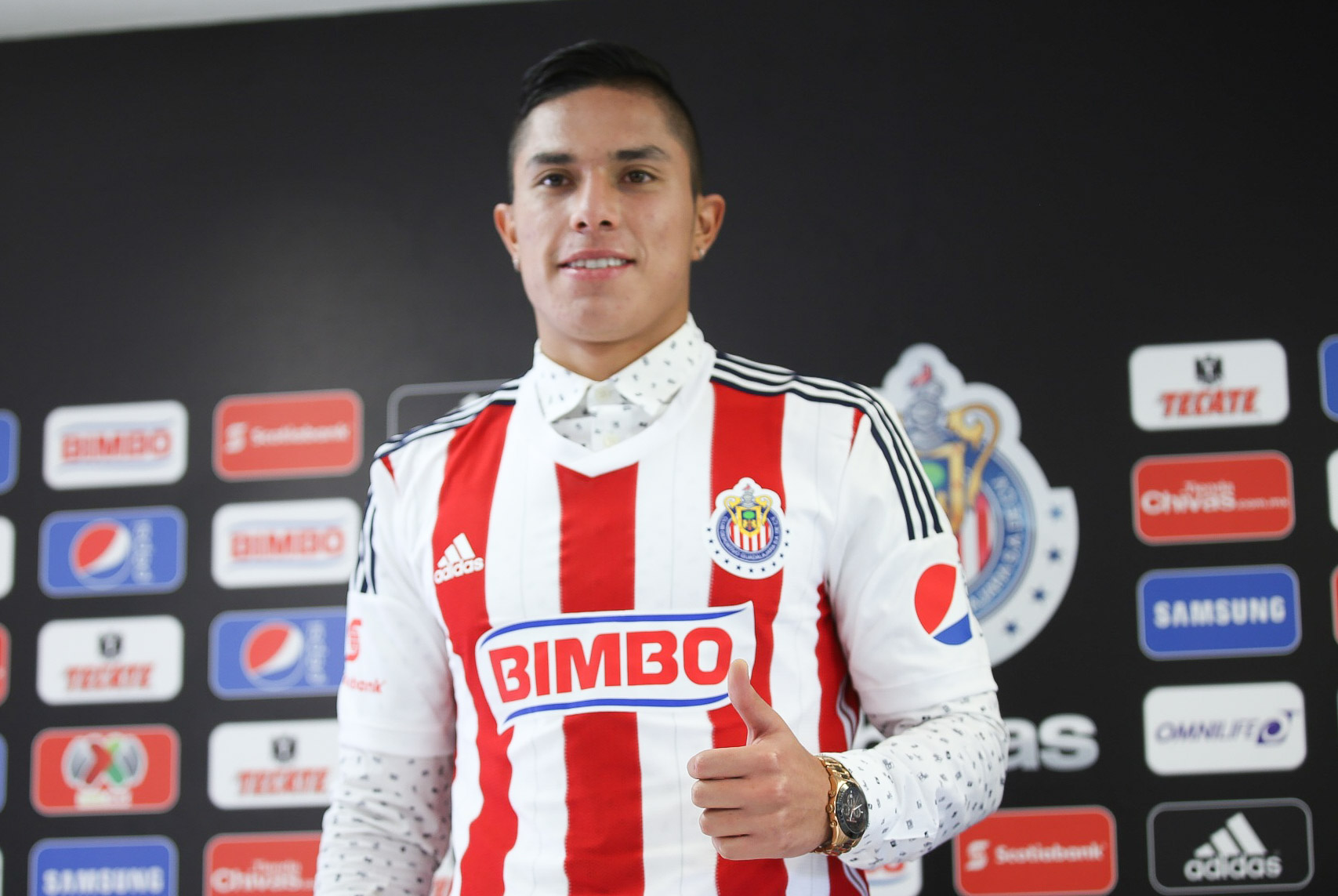 El defensa Carlos Salcedo en su presentación con Chivas