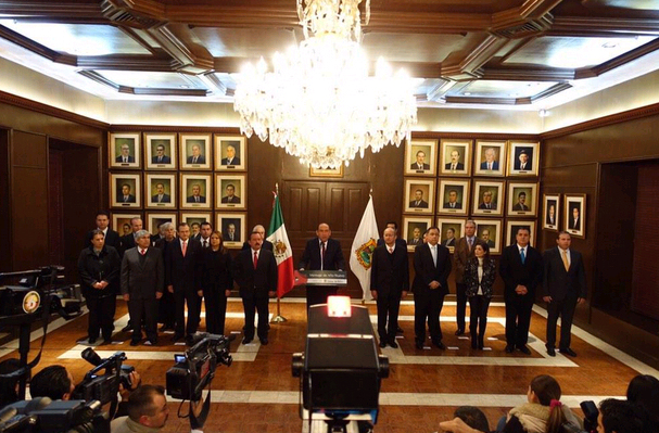 El gobernador con todo su gabinete de trabajo.