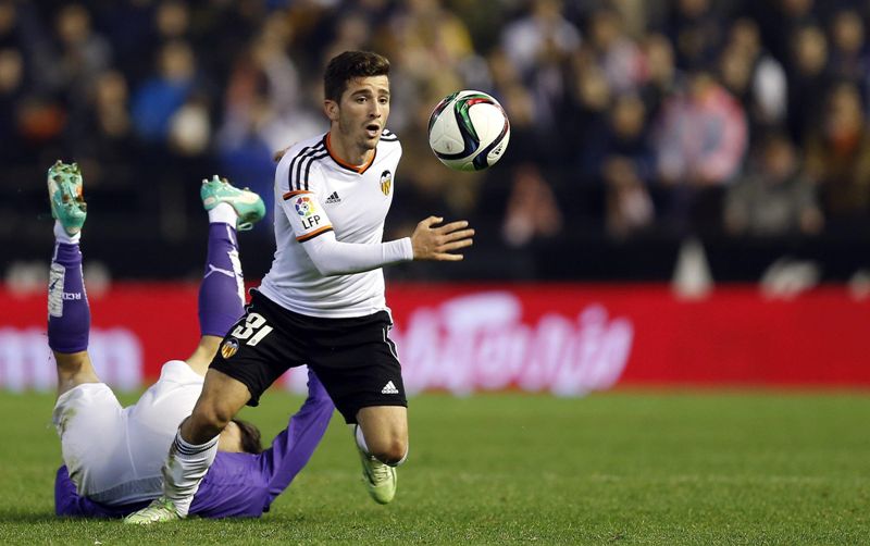 José Luis Gayá supera el medio campo del Espanyol  
