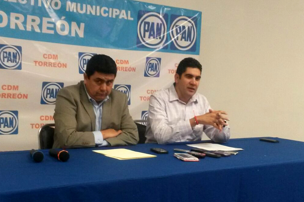 El legislador Jesús de León Tello ofreció rueda de prensa en Torreón. 