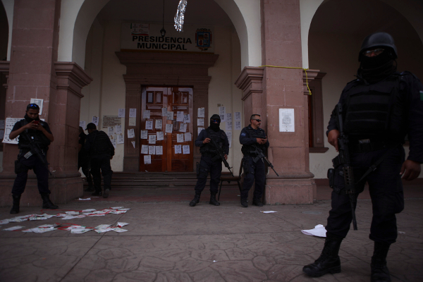 La madrugada del martes, la Policía Federal y el Ejército realizaron un operativo para desalojar el palacio municipal de Apatzingán, el cual dejó 9 mu