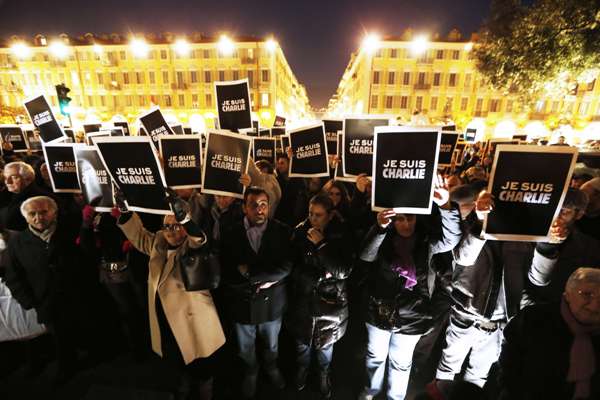 Miles de personas se concentraron en París en homenaje a las víctimas del sangriento atentado contra el semanario satírico Charlie Hebdo.