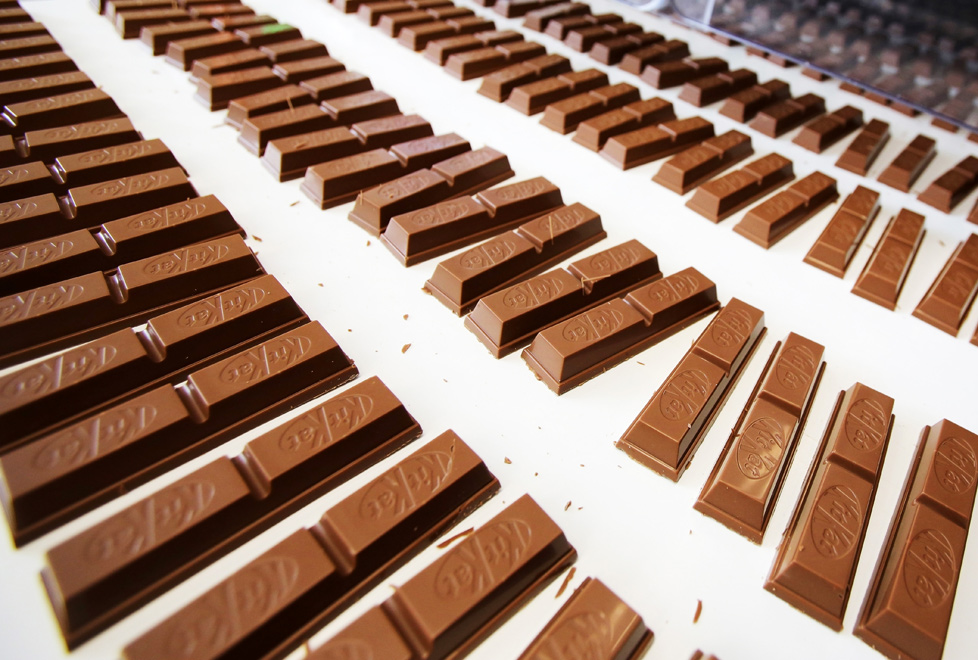 Nestlé se comprometió a reducir la cantidad de azúcar, sal y grasa dañina que utiliza en sus alimentos