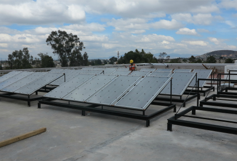 Paneles solares para captación de energía es una de las tecnologías empleadas por el gobierno capitalino en sus construcciones, para disminuir la emis