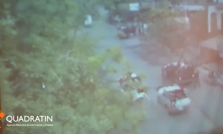 En el video se ve a civiles a bordo de varias camionetas tratando de alcanzar a los vehículos que iban adelante.