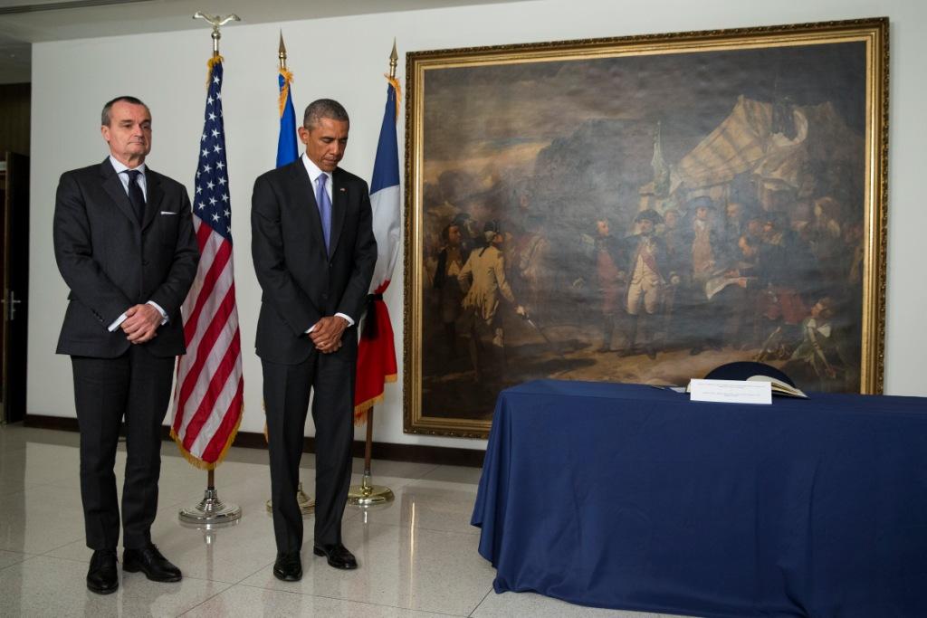 Con aspecto solemne, Obama llenó casi una página de un libro de condolencias colocado sobre una mesa decorada con un mantel azul