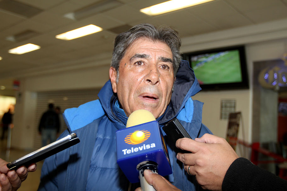 Carlos Reynoso a su llegada al aeropuerto de Torreón