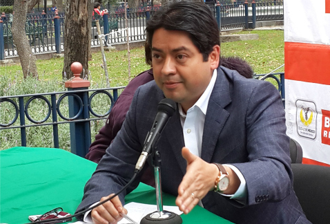 El jefe delegacional en Cuauhtémoc, Alejandro Fernández, recibió árboles de Navidad, los cuales serán reciclados.