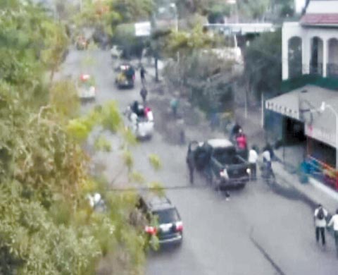 Luego de un repliegue, los civiles reinician su embate. 