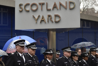 Miembros de la policía británica guardaron un minuto de silencio por el ataque a Charlie Hebdo.