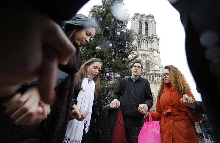 Personas se reúnen frente a la catedral de Notre Dame en París 