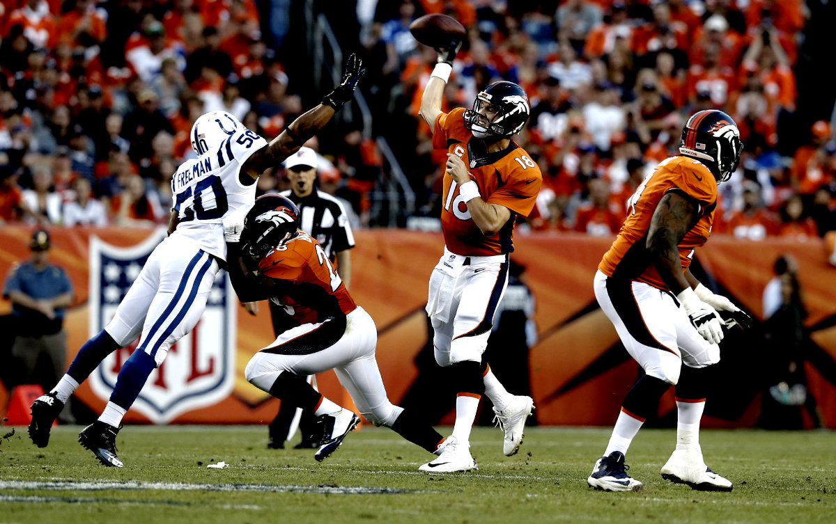 Peyton Manning lanza sobre la marca de Jerrell Freeman, de Colts 