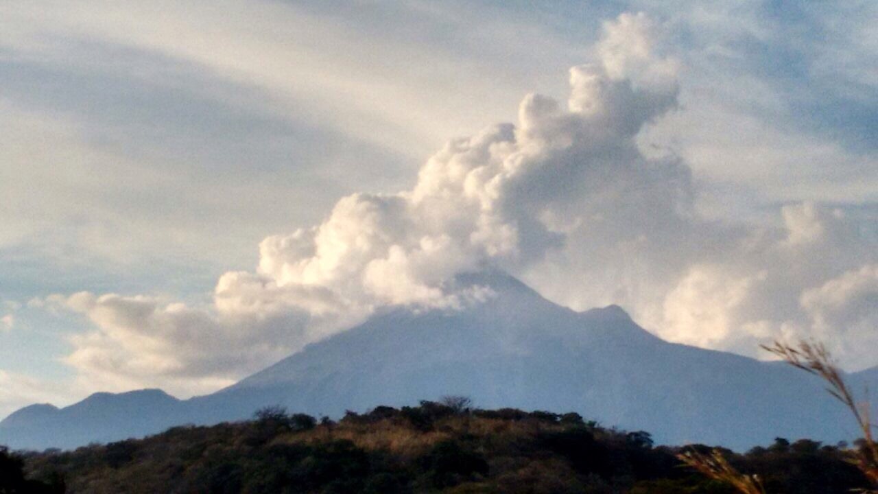 Registra Volcán de Colima explosión de 2 mil metros de altura- Grupo ...