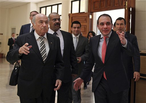 Joseph Blatter y el vicepresidente de la FIFA a Ali Bin Al-Hussein  