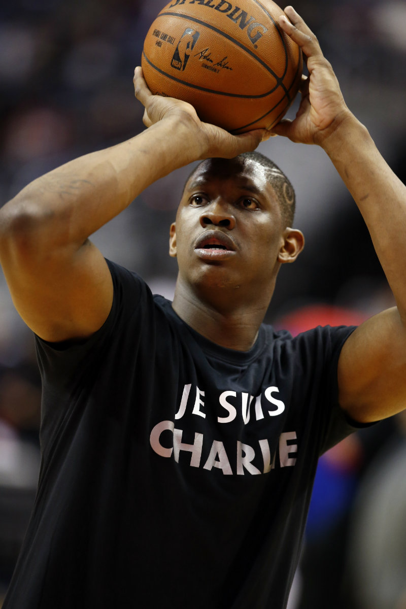 Kevin Seraphin, de Washington Wizards, salió a la duela con el lema "Je suis Charlie" (Yo soy Charlie) 