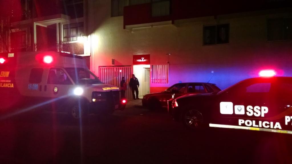 Los elementos policiacos laborando en el lugar.