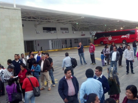 Maestros disidentes exigen que el gobierno estatal sea quien les siga pagando sus salarios.