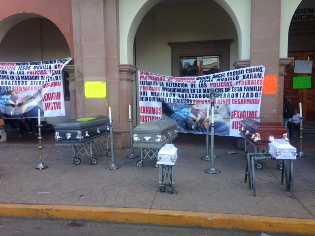 Los manifestantes colocaron féretros afuera de la presidencia municipal de Apatzingán y pancartas en la que exigen justicia.