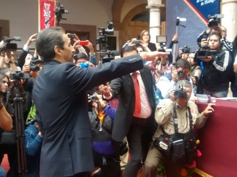 Medardo Serna al rendir protesta como rector de la Universidad Michoacana de San Nicolás de Hidalgo. 