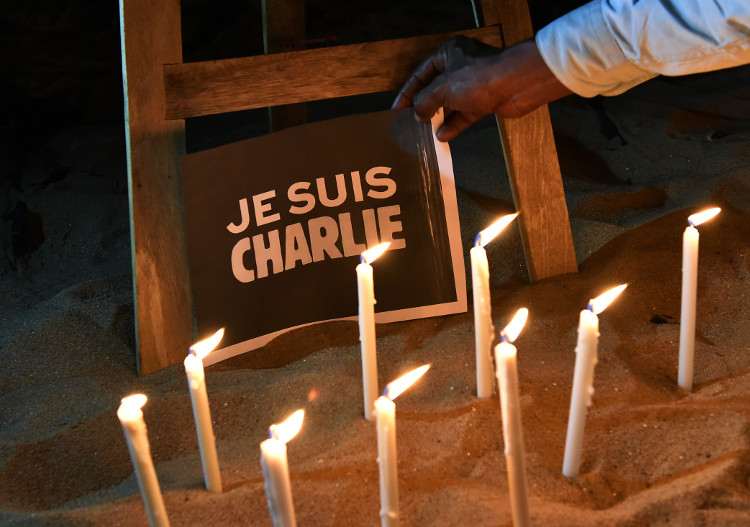 Personas en Abiyán se unen a la voz de "Je suis Charlie" (Yo soy Charlie) durante una vigilia en homenaje a las víctimas de Charlie Hebdo. 
