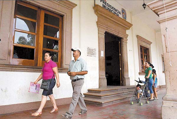 Pobladores acudieron a realizar trámites a la sede del gobierno local, tras 15 días en que estuvo cerrado.