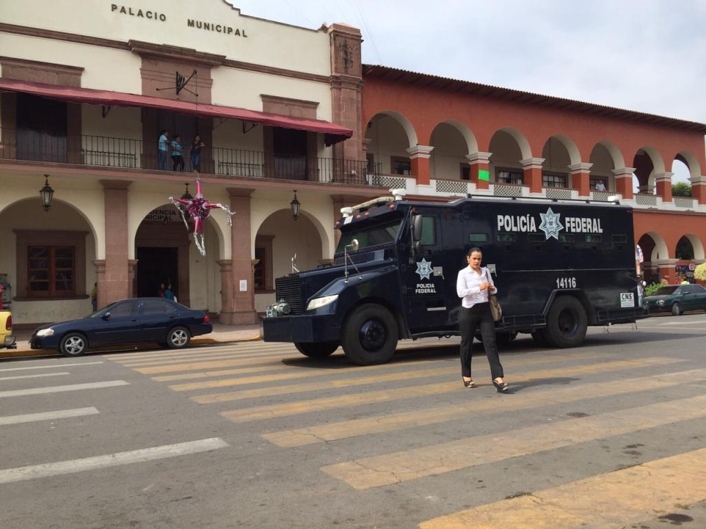 La Policía Federal continúa con patrullajes constantes por Apatzingán y permanecen apostados en algunos lugares como el Palacio Municipal.