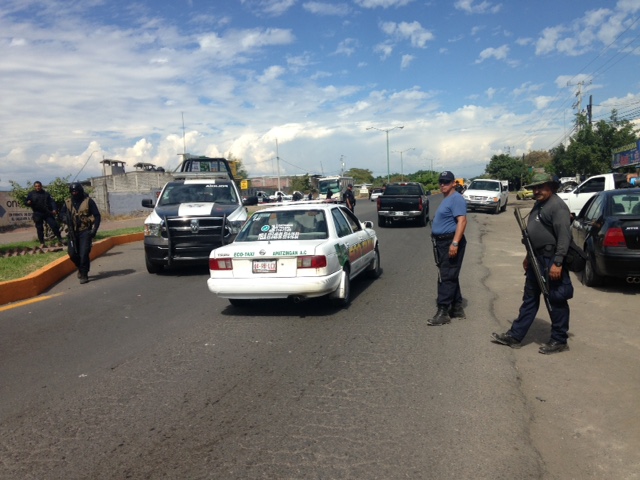 Punto de revisión durante el operativo contra autos robados tras la balacera en Apatzingán.