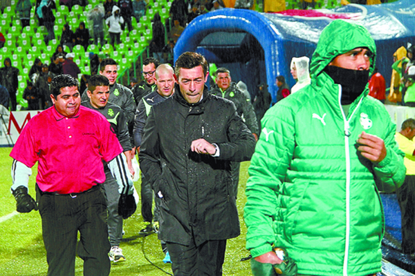 Caixinha salió abucheado por los pocos afi cionados que asisitieron.