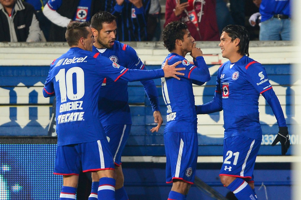 Joao Rojas celebra con sus compañeros el gol del triunfo ante Pachuca 
