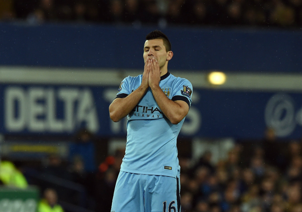 Kun Agüero tras fallar una jugada de gol ante el Everton 
