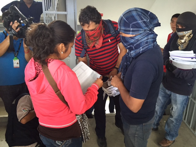 Los maestros disidentes suspendieron el examen.
