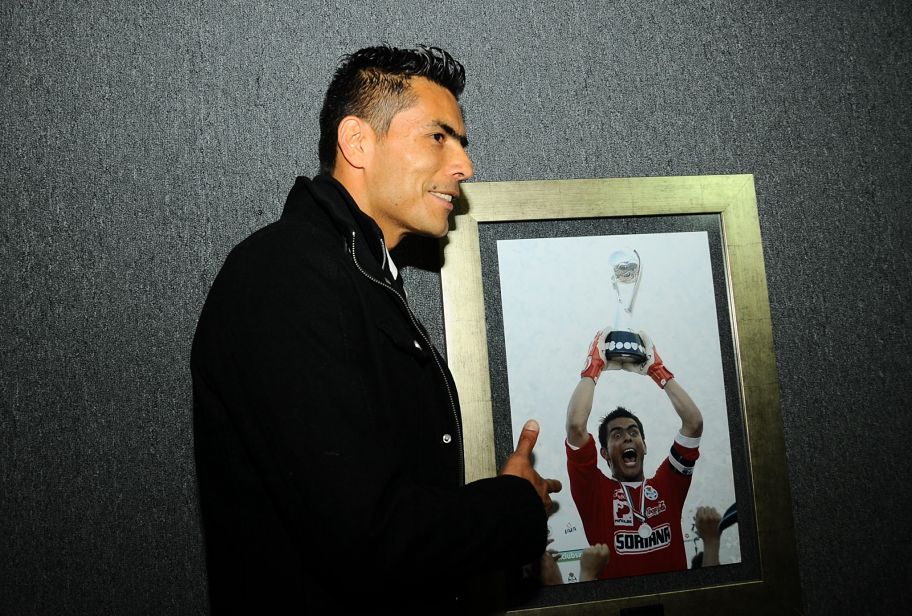 Oswaldo Sánchez fue inmortalizado en el Estadio Corona al ser nombrado Guerrero de Honor.