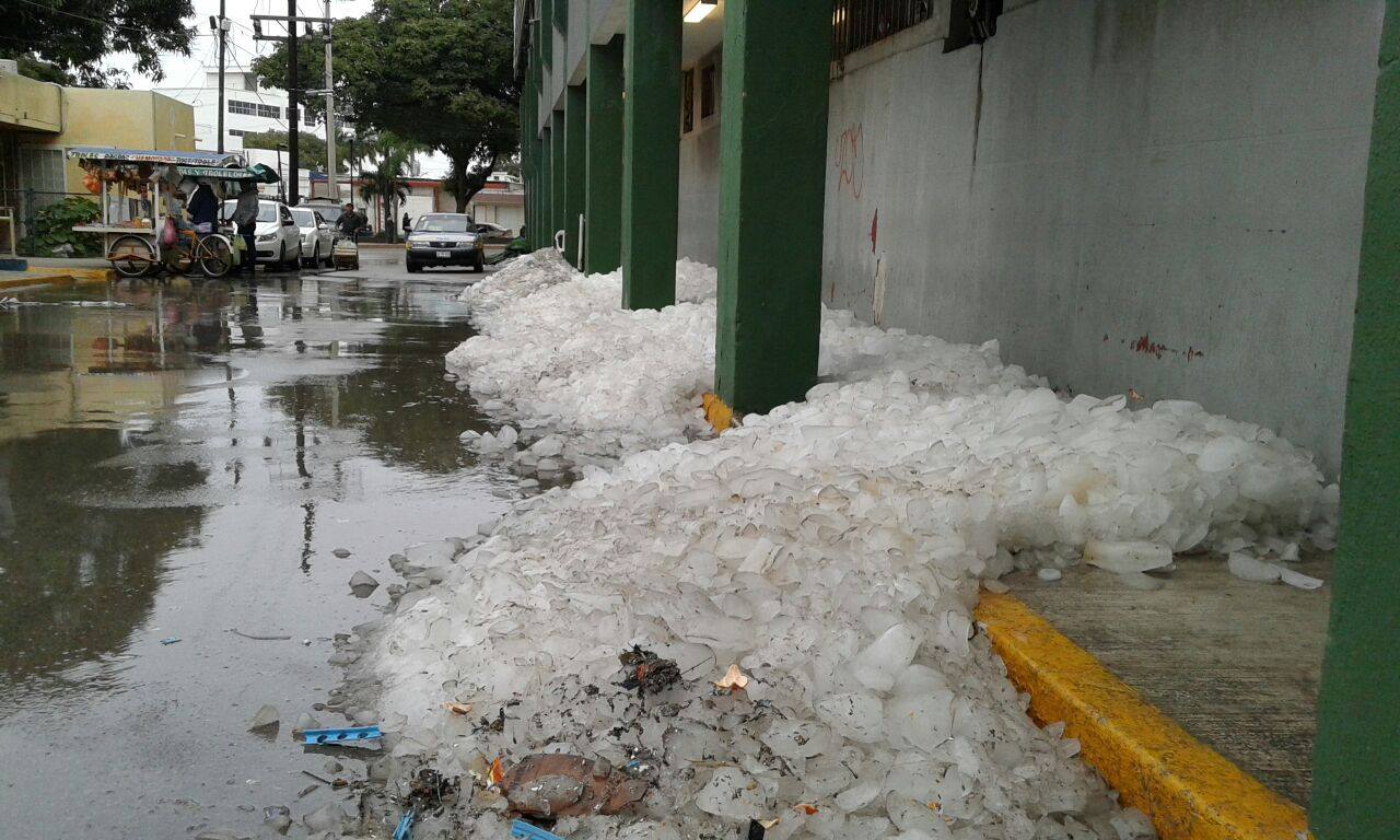 Los restos de la pista de hielo invaden la calle que lleva al auditorio.