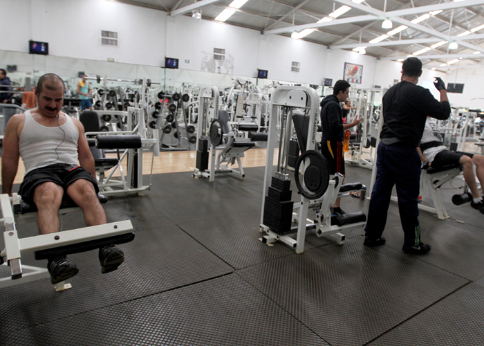 Variadas rutinas de ejercicio realizan en los gimnasios de la Comarca Lagunera.
