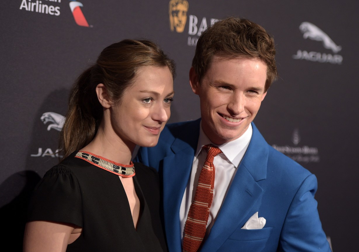 La actriz Hannah Bagshawe junto a Eddie Redmayne a su arribo a la gala. 