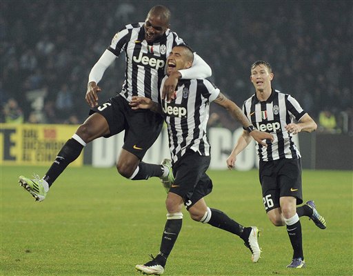 Arturo Vidal celebra su gol con sus compañeros 