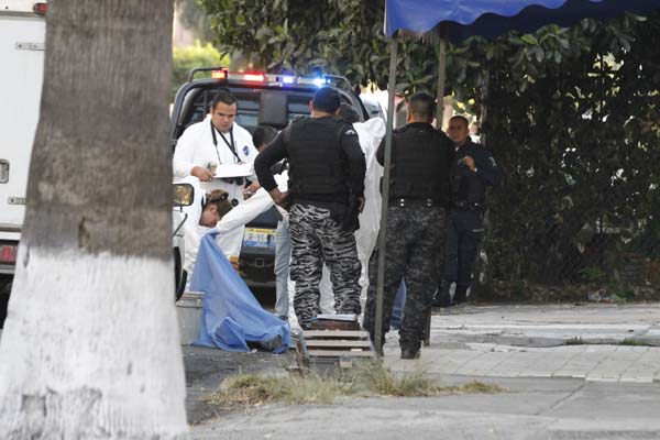 El cuerpo de la mujer no fue identificado, ya que no se hallaron credenciales entre sus pertenencias.