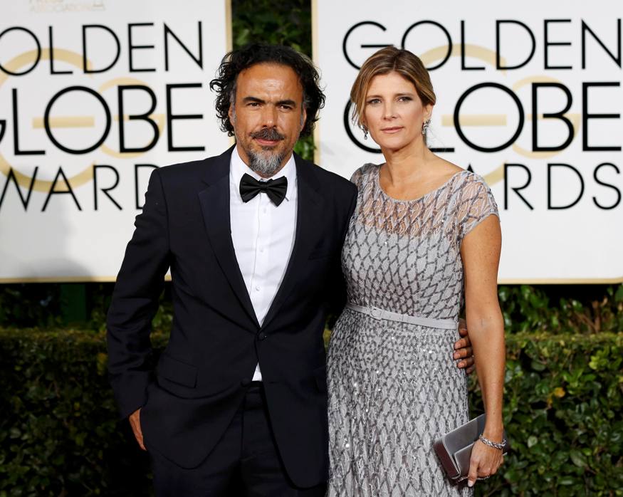 El director mexicano Alejandro González Iñárritu, acompañado de su esposa Maria Eladia Hagerman a su llegada a los Globos de Oro.