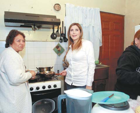 La alcaldesa con permiso ayudó a hacer el almuerzo a una familia. 