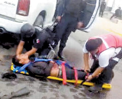 La atención de los federales a tres de los lesionados. 