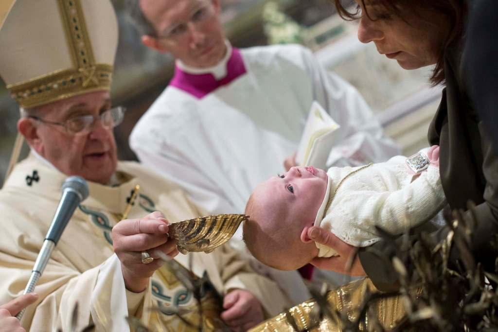 El papa Francisco bautizó a 33 bebés durante una misa solemne en la Capilla Sixtina en el Vaticano.