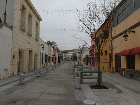 La calle Morelos en la zona del Barrio Antiguo fue convertida en área peatonal.