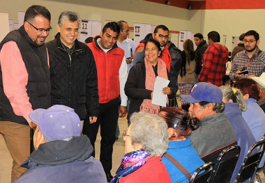 El delegado federal fue acompañado por el alcalde Luis De Villa Barrera y entre ambos supervisaron la entrega de pantallas digitales. 