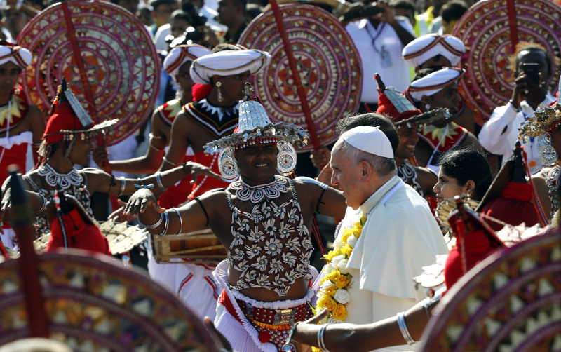 El Papa fue recibido por en el aeroopuerto de Colombo.