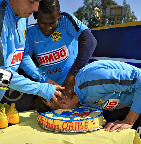 Festejan a Oribe Peralta 