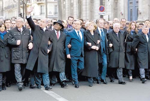 Hollande (azul) del brazo con Angela Merkel y demás líderes que lo acompañaron en la jornada.
