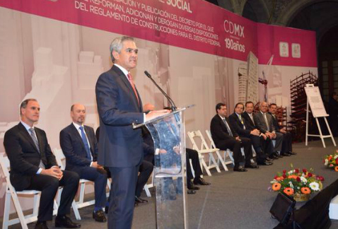 El jefe de Gobierno del Distrito Federal, Miguel Ángel Mancera, viajará este martes a Washington, Estados Unidos, para buscar financiamiento en el Ban