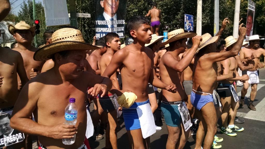 Los manifestantes se despojaron de sus prendas, quedando solo en ropa interior, frente a la sede del PAN.
