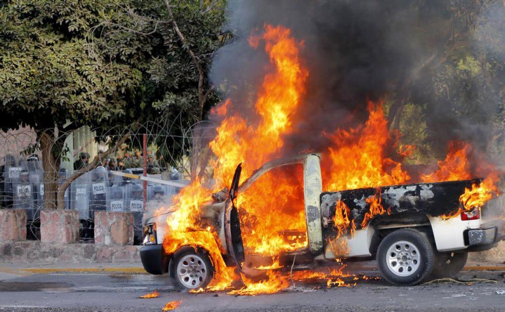Los manifestantes prendieron fuego a una camioneta frente al cuartel militar en Chilpancingo.